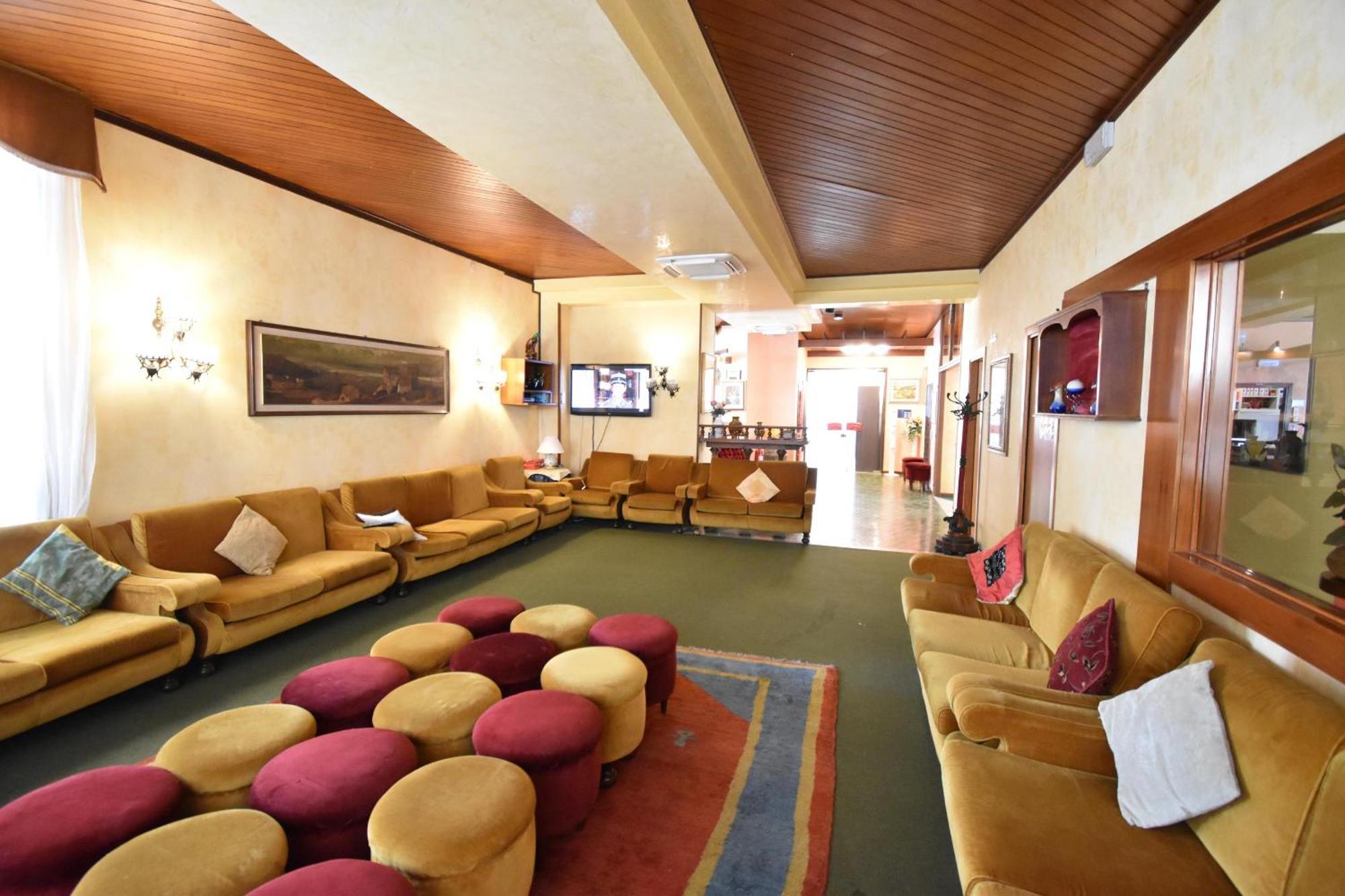 Hotel Galles جيسولو المظهر الخارجي الصورة